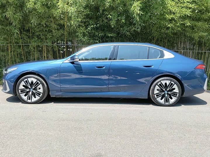 Фото 2 - BMW i5