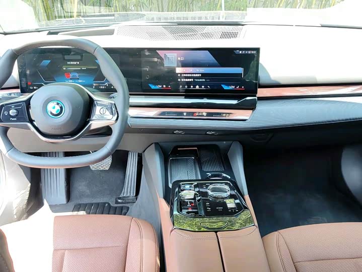 Фото 7 - BMW i5