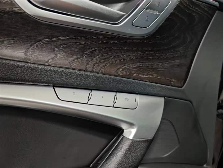 Фото 12 - Audi A6L