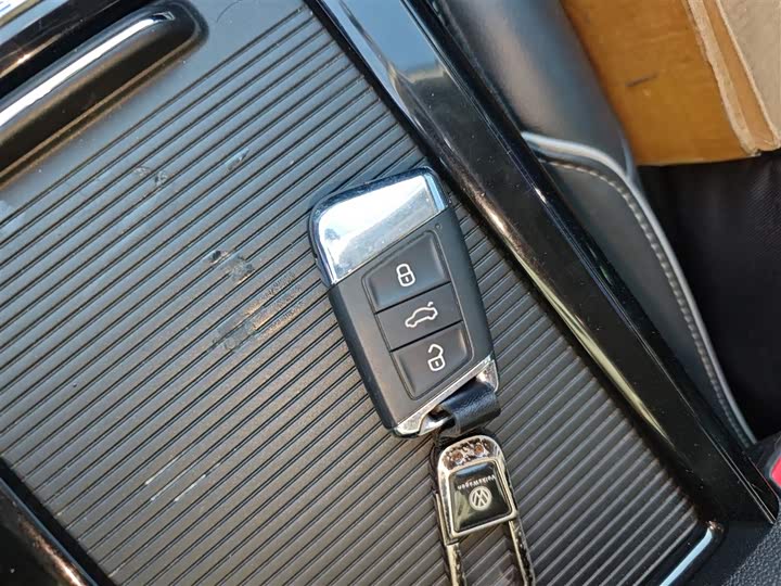 Фото 9 - Volkswagen Passat Hybrid