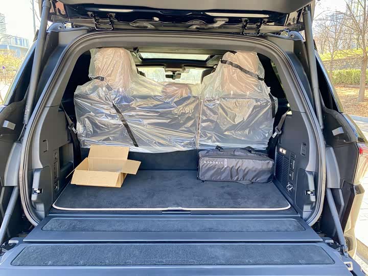 Фото 8 - Lincoln Navigator