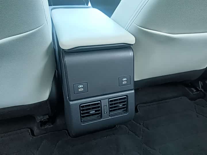 Фото 12 - Toyota bZ4X