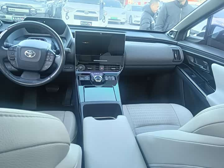 Фото 13 - Toyota bZ4X