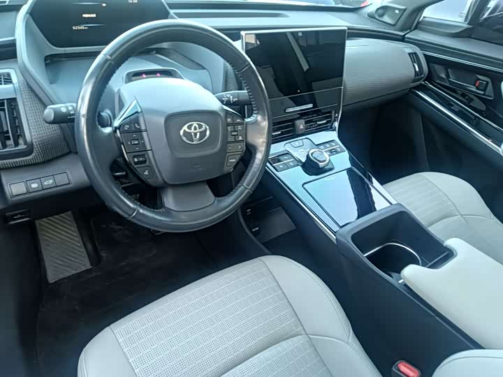 Фото 7 - Toyota bZ4X