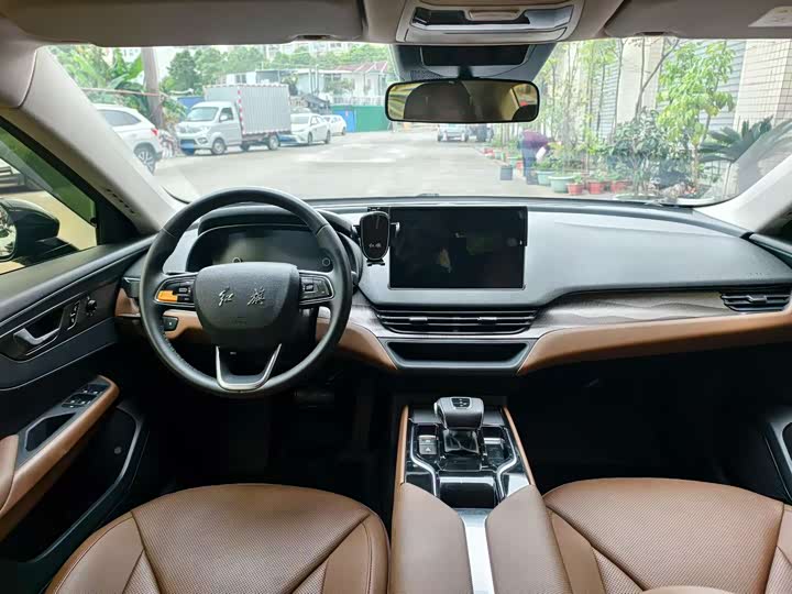 Фото 6 - Hongqi E-QM5