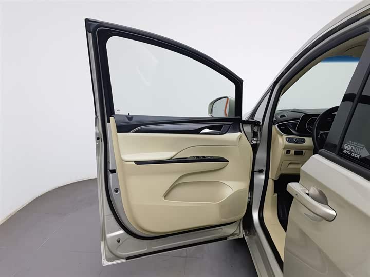 Фото 8 - Buick GL8 ES