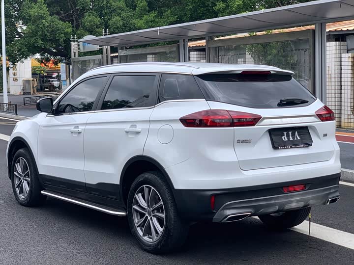 Фото 8 - Geely Atlas