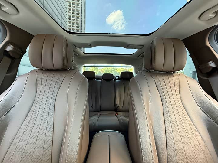 Фото 11 - Mercedes-Benz E-Class