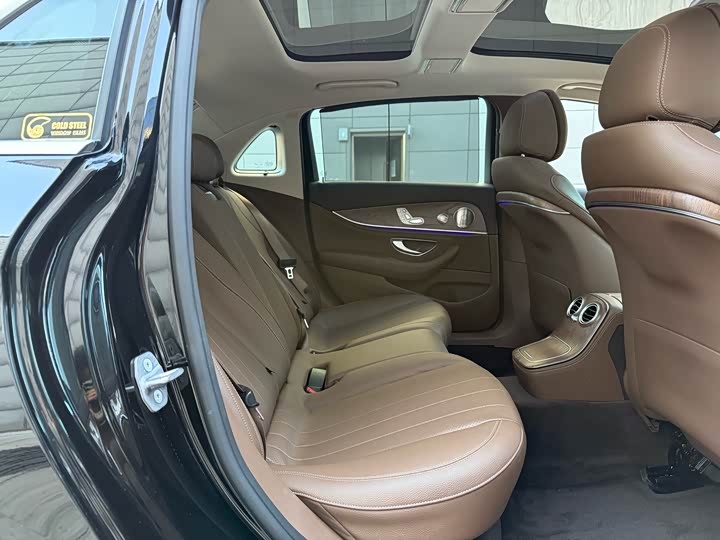 Фото 12 - Mercedes-Benz E-Class