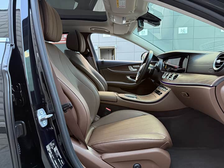 Фото 13 - Mercedes-Benz E-Class