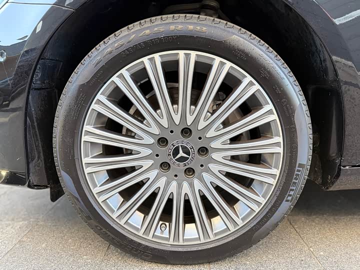 Фото 17 - Mercedes-Benz E-Class