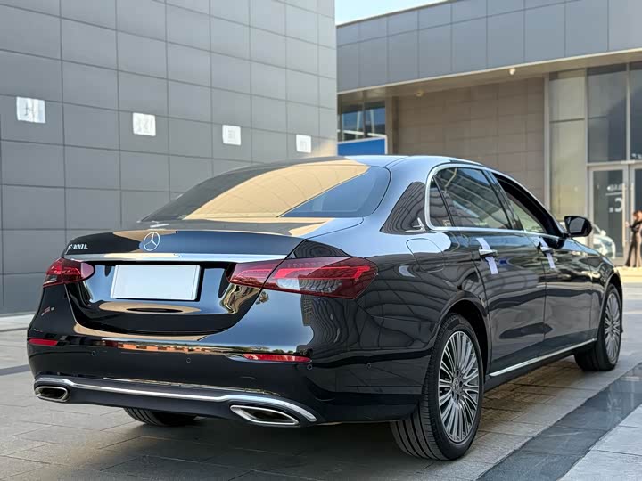 Фото 18 - Mercedes-Benz E-Class