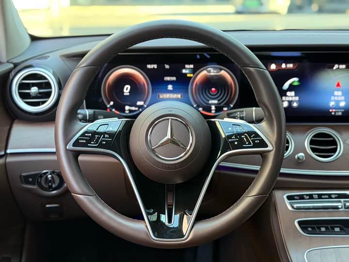 Фото 8 - Mercedes-Benz E-Class