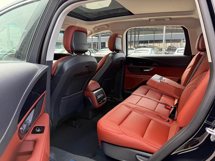 Фото 10 - Lincoln Nautilus