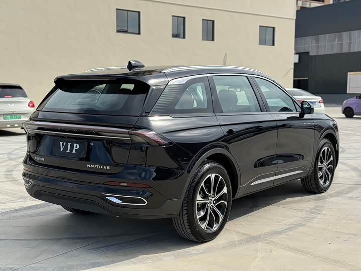 Фото 2 - Lincoln Nautilus