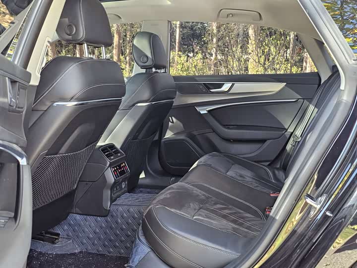 Фото 10 - Audi A7L