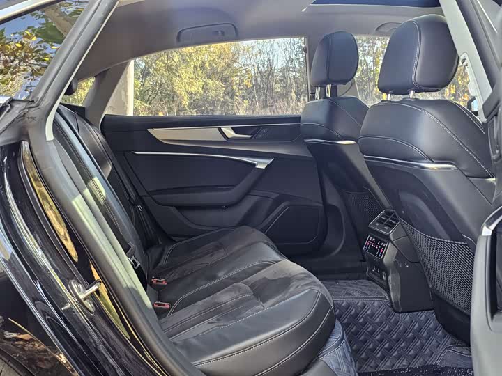 Фото 9 - Audi A7L