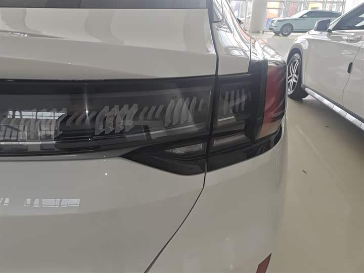 Фото 8 - Zeekr 001