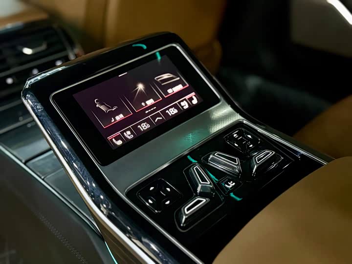 Фото 13 - Audi A8