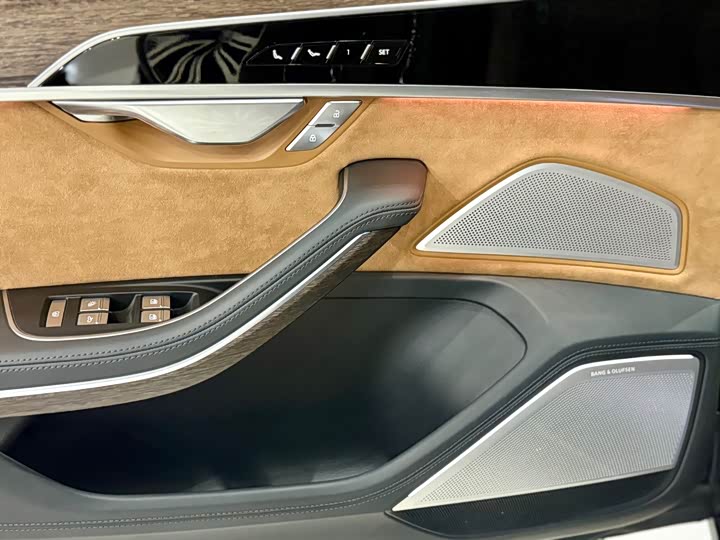 Фото 14 - Audi A8