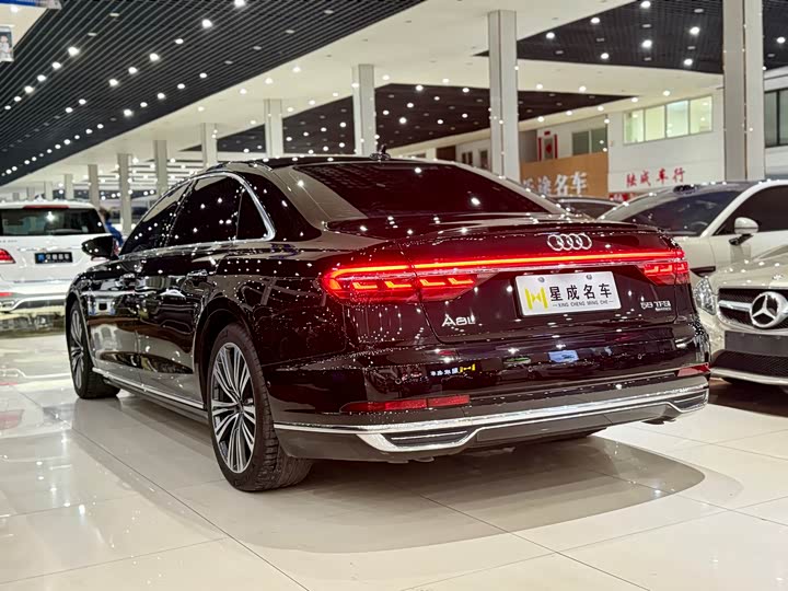 Фото 18 - Audi A8