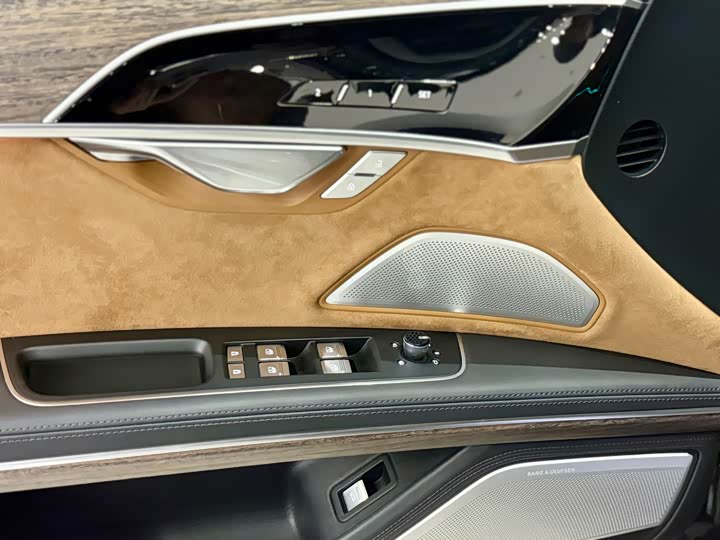 Фото 4 - Audi A8