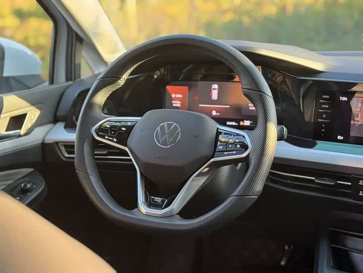 Фото 13 - Volkswagen Golf