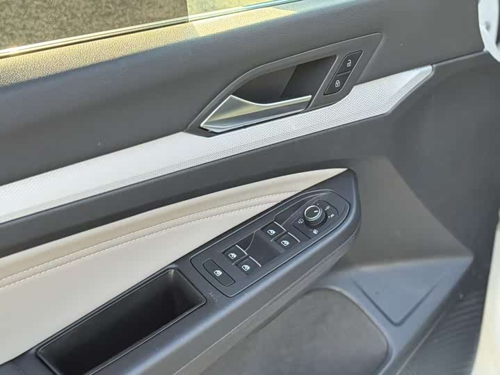 Фото 16 - Volkswagen Golf