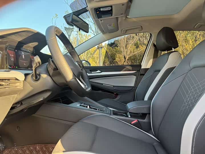 Фото 23 - Volkswagen Golf