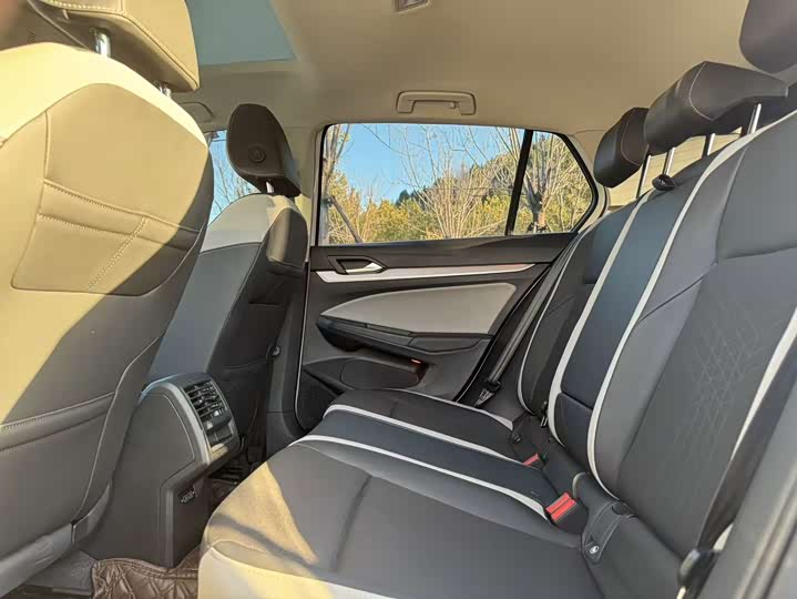 Фото 24 - Volkswagen Golf