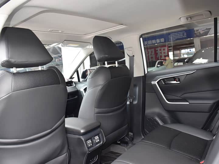 Фото 12 - Toyota RAV4