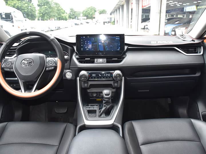 Фото 13 - Toyota RAV4