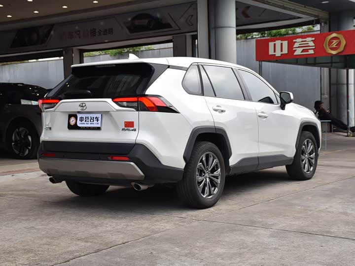 Фото 18 - Toyota RAV4