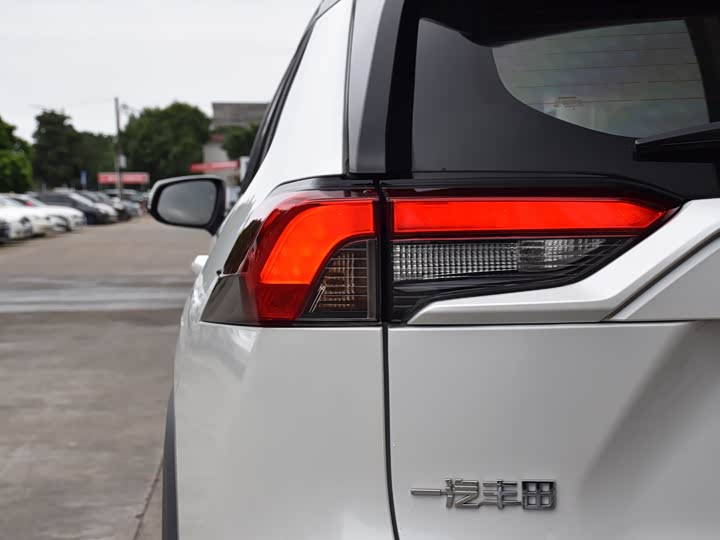 Фото 7 - Toyota RAV4