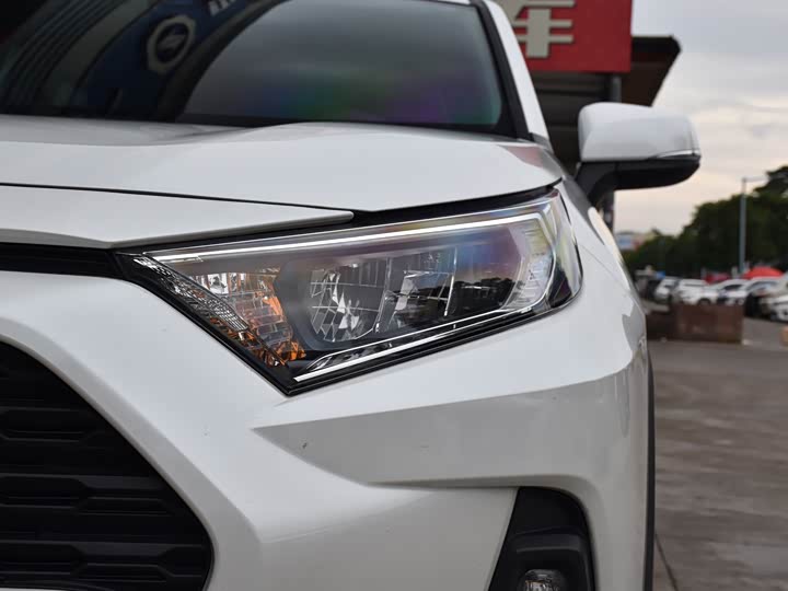 Фото 8 - Toyota RAV4