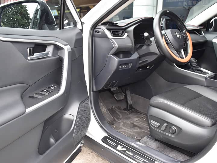 Фото 9 - Toyota RAV4