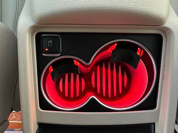 Фото 28 - Mercedes-Benz V-Class