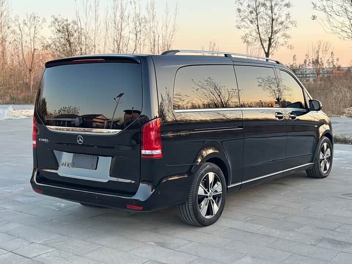 Фото 7 - Mercedes-Benz V-Class