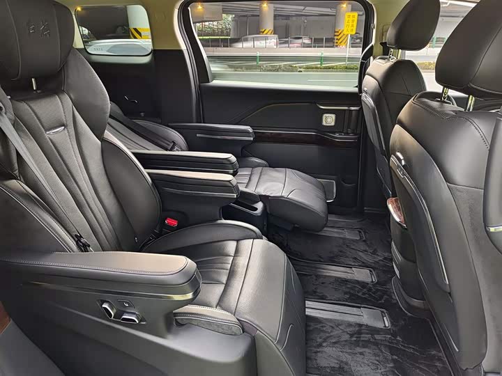 Фото 9 - Hongqi HQ9