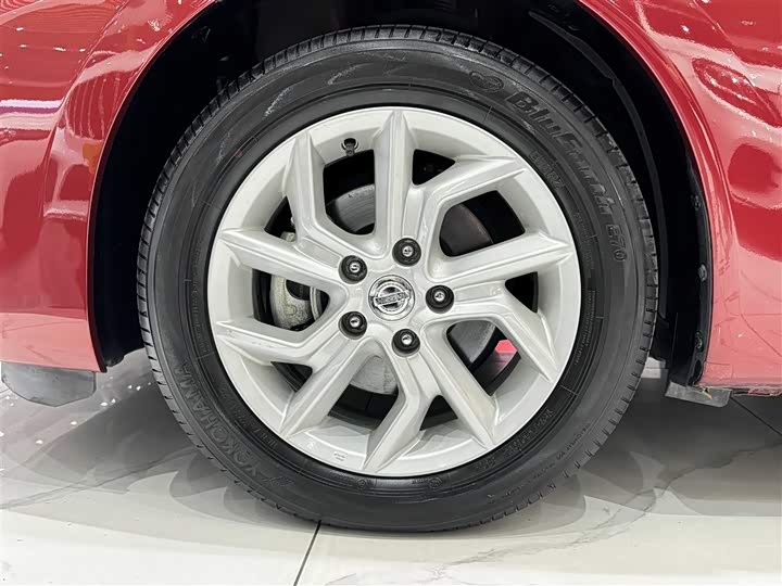 Фото 9 - Nissan Tiida