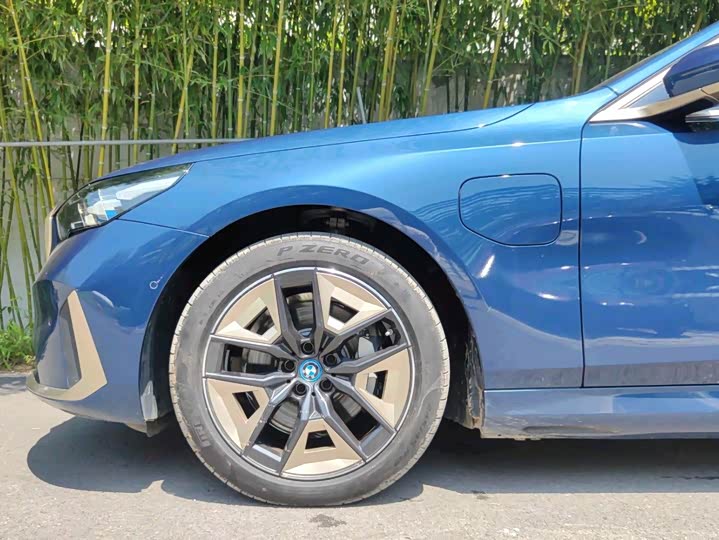 Фото 10 - BMW i5