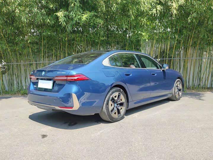 Фото 11 - BMW i5