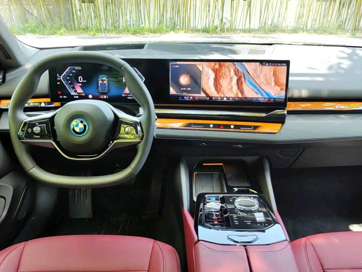 Фото 8 - BMW i5