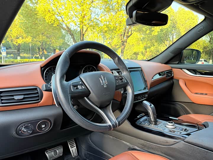 Фото 10 - Maserati Levante