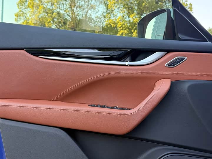 Фото 8 - Maserati Levante