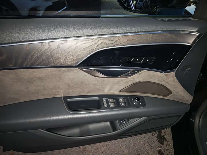 Фото 11 - Audi A8