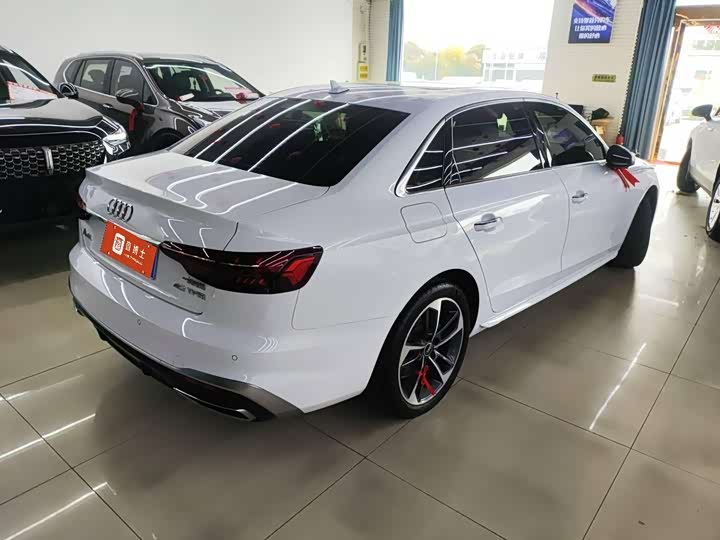 Фото 10 - Audi A4L