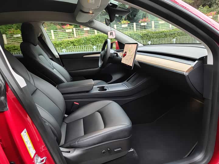 Фото 14 - Tesla Model Y