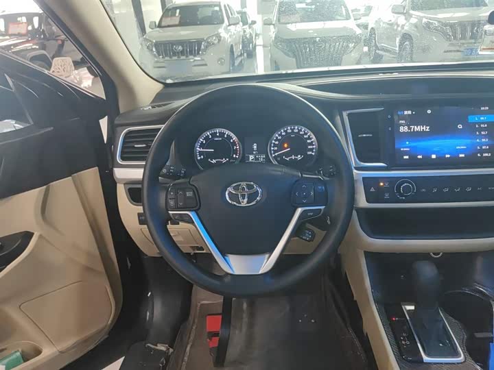 Фото 11 - Toyota Highlander