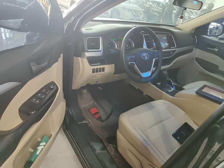 Фото 16 - Toyota Highlander